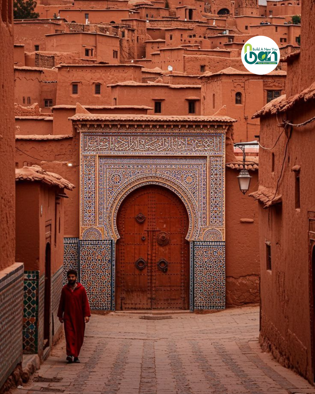 Cánh cửa gỗ chạm khắc dẫn vào một riad trong khu Medina Marrakech